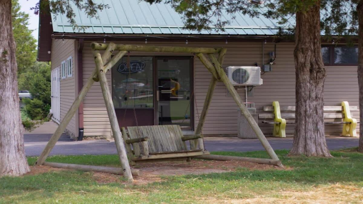 Charming Log Cabin In بلومنقتون المظهر الخارجي الصورة