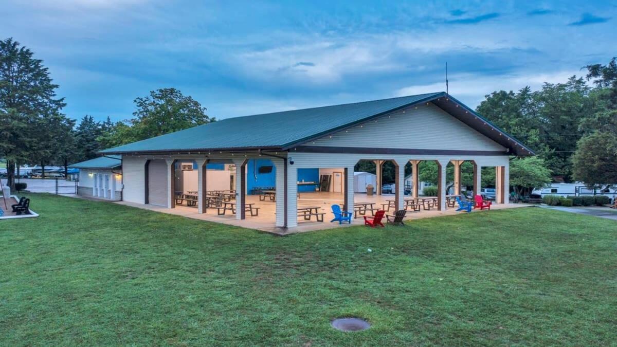 Charming Log Cabin In بلومنقتون المظهر الخارجي الصورة